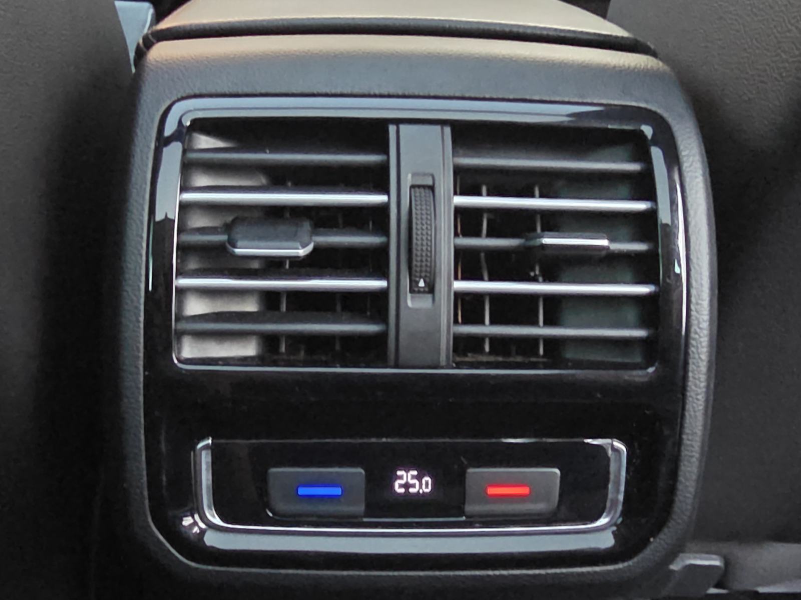 VW Passat Variant 1.6 TDI BMT DSG automatik,LED,NAVI,PANO,HIGHLINE, fotografija 14