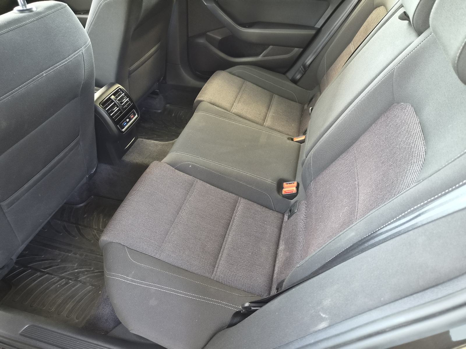 VW Passat Variant 1,6 TDI [Reg.1 God.], fotografija 20