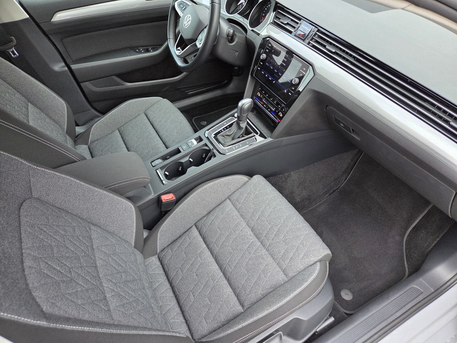 VW Passat Variant 2,0 TDI BMT DSG Elegance --2023.g.--42.500km--, fotografija 15