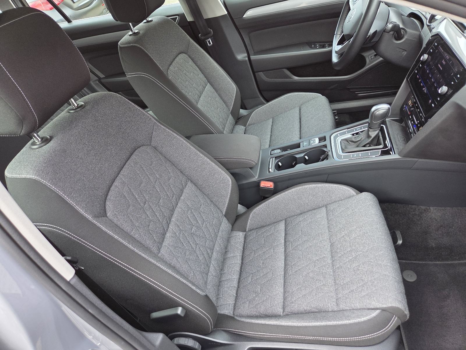 VW Passat Variant 2,0 TDI BMT DSG Elegance --2023.g.--42.500km--, fotografija 16