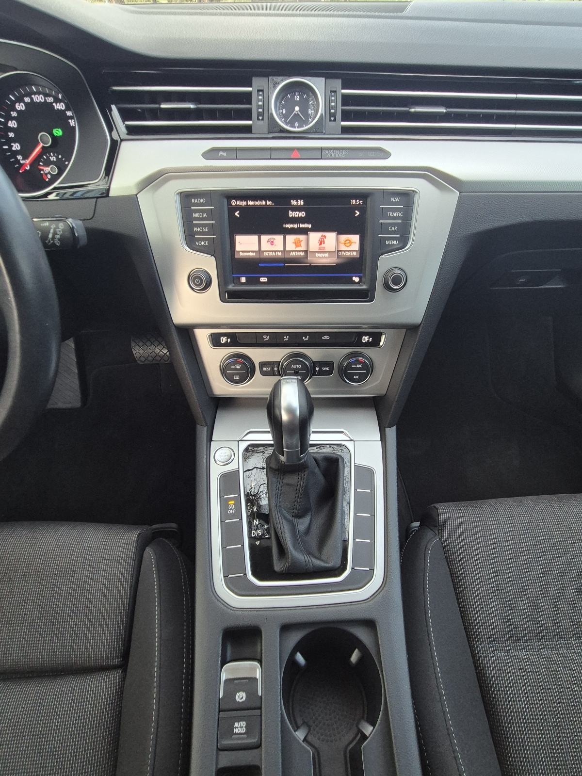 VW Passat Variant 2,0 TDI BMT DSG *svi servisi*, fotografija 9