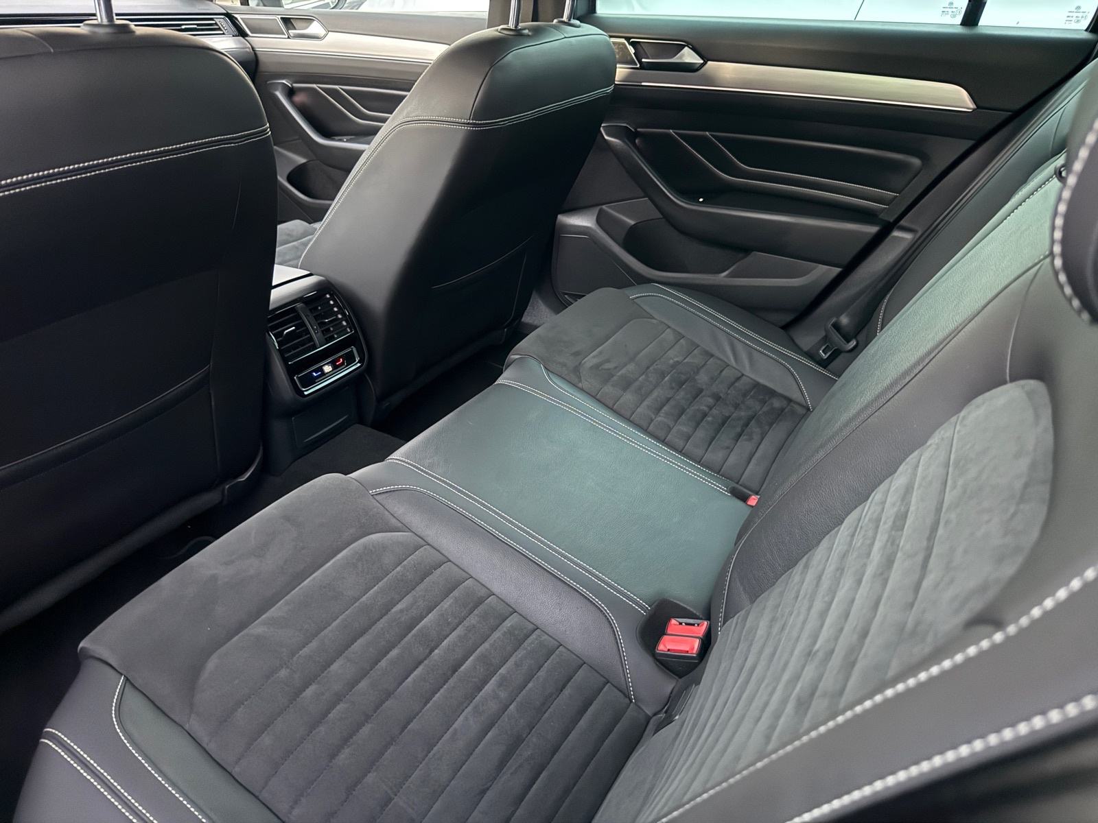 VW Passat Variant 2,0 TDI DSG • 2022g • VIRTUAL KOKPIT • EKSTRA OPREMA, fotografija 15
