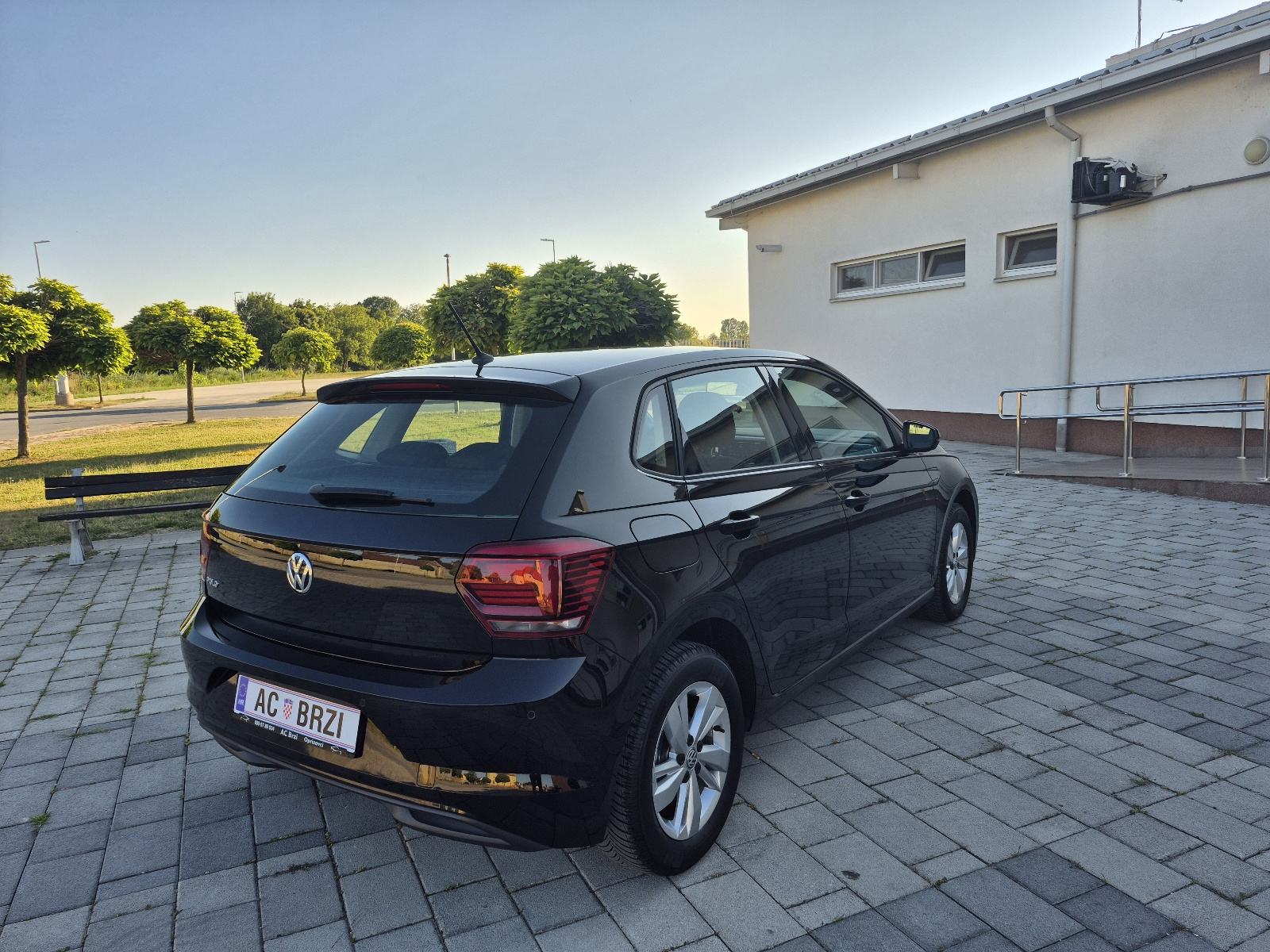 VW Polo 1,0 Benzin park senzori,grijanje sjedala,mf.volan,, fotografija 9