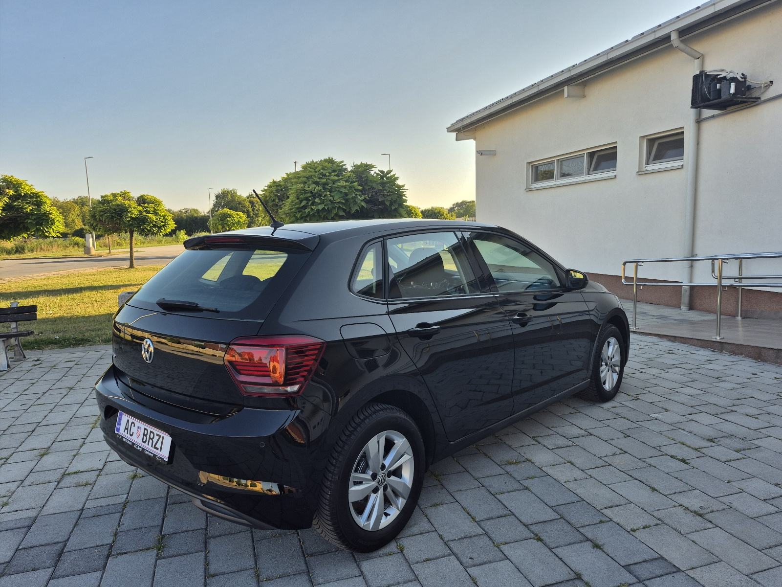 VW Polo 1,0 Benzin park senzori,grijanje sjedala,mf.volan,, fotografija 8