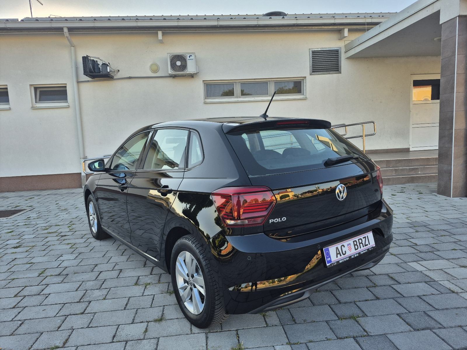 VW Polo 1,0 Benzin park senzori,grijanje sjedala,mf.volan,, pogled izvana - slika 4