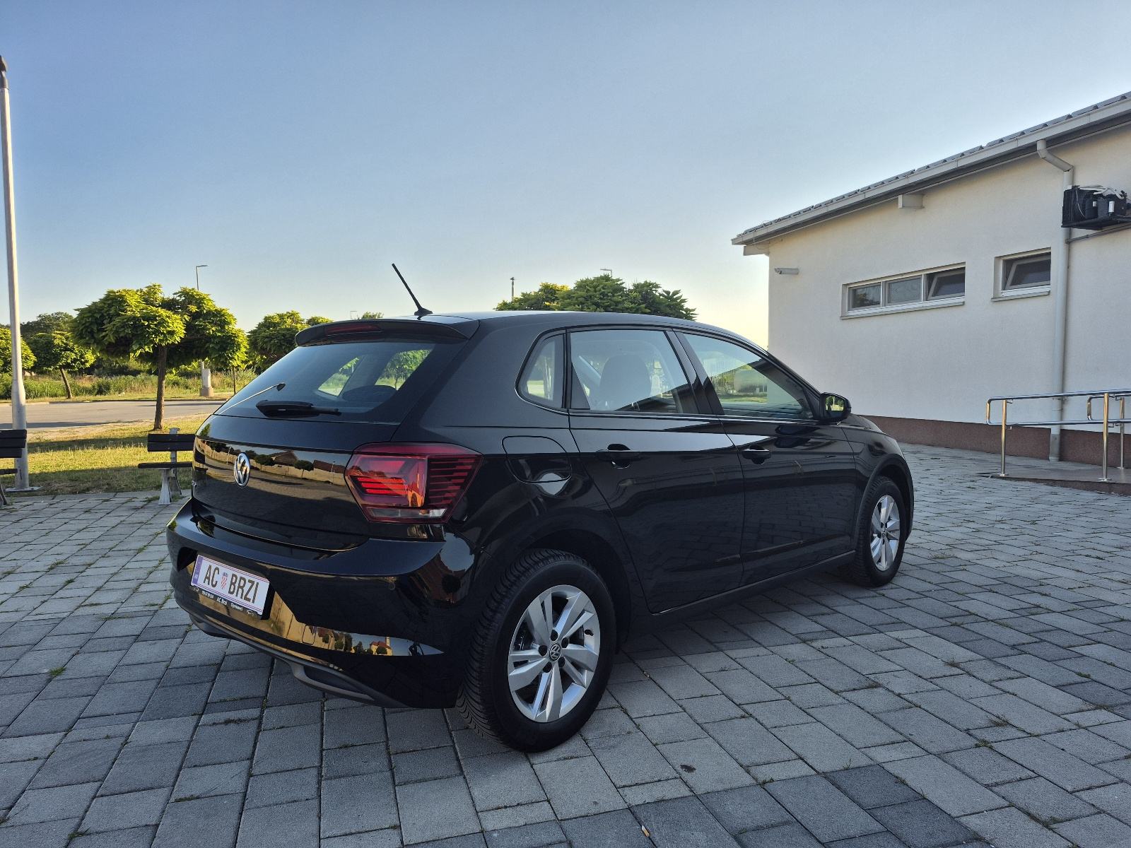 VW Polo 1,0 Benzin park senzori,grijanje sjedala,mf.volan,, fotografija 10