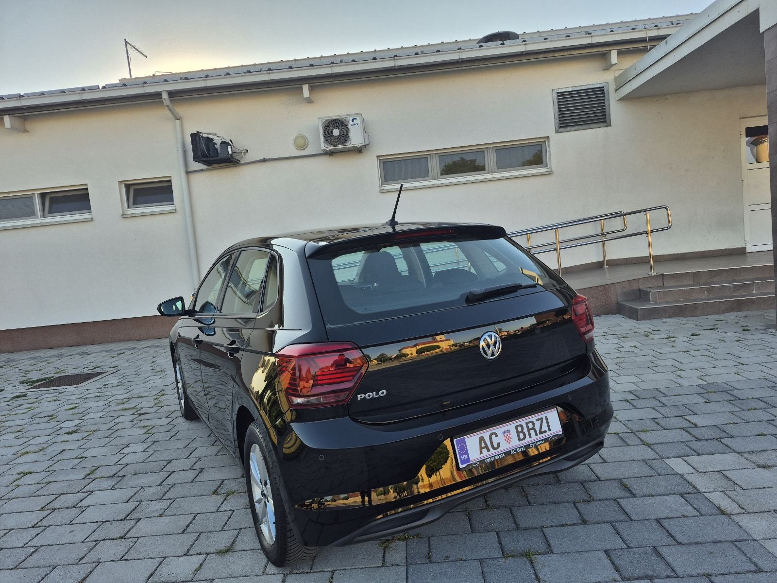 VW Polo 1,0 Benzin park senzori,grijanje sjedala,mf.volan,, fotografija 7