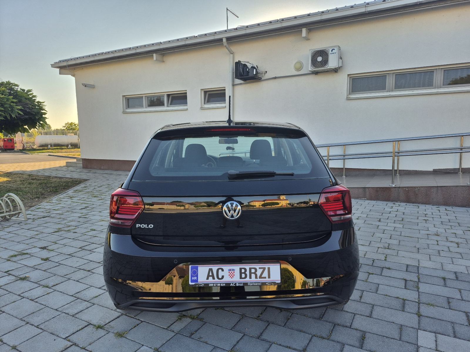 VW Polo 1,0 Benzin park senzori,grijanje sjedala,mf.volan,, fotografija 6