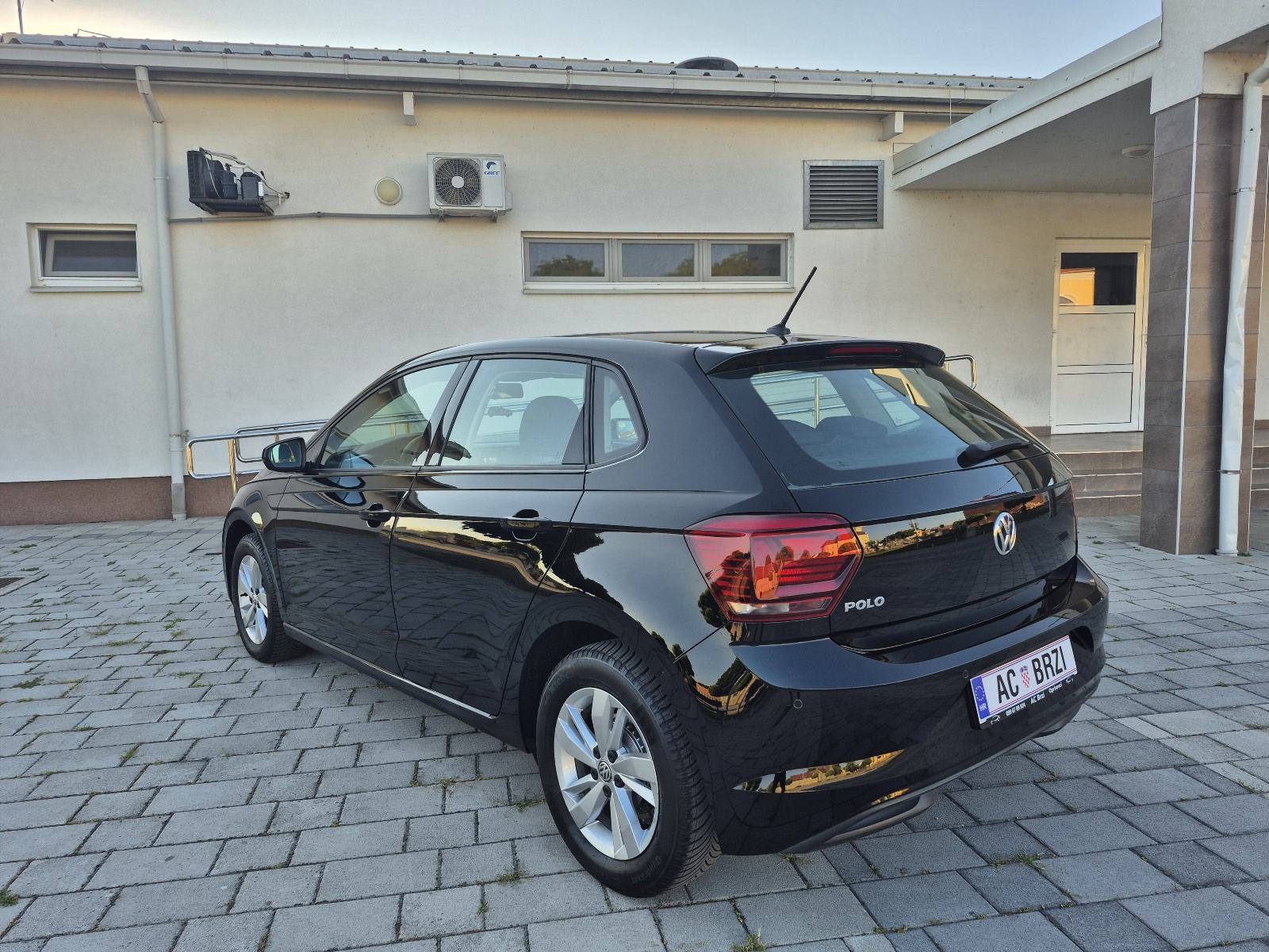 VW Polo 1,0 Benzin park senzori,grijanje sjedala,mf.volan,, pogled izvana - slika 5