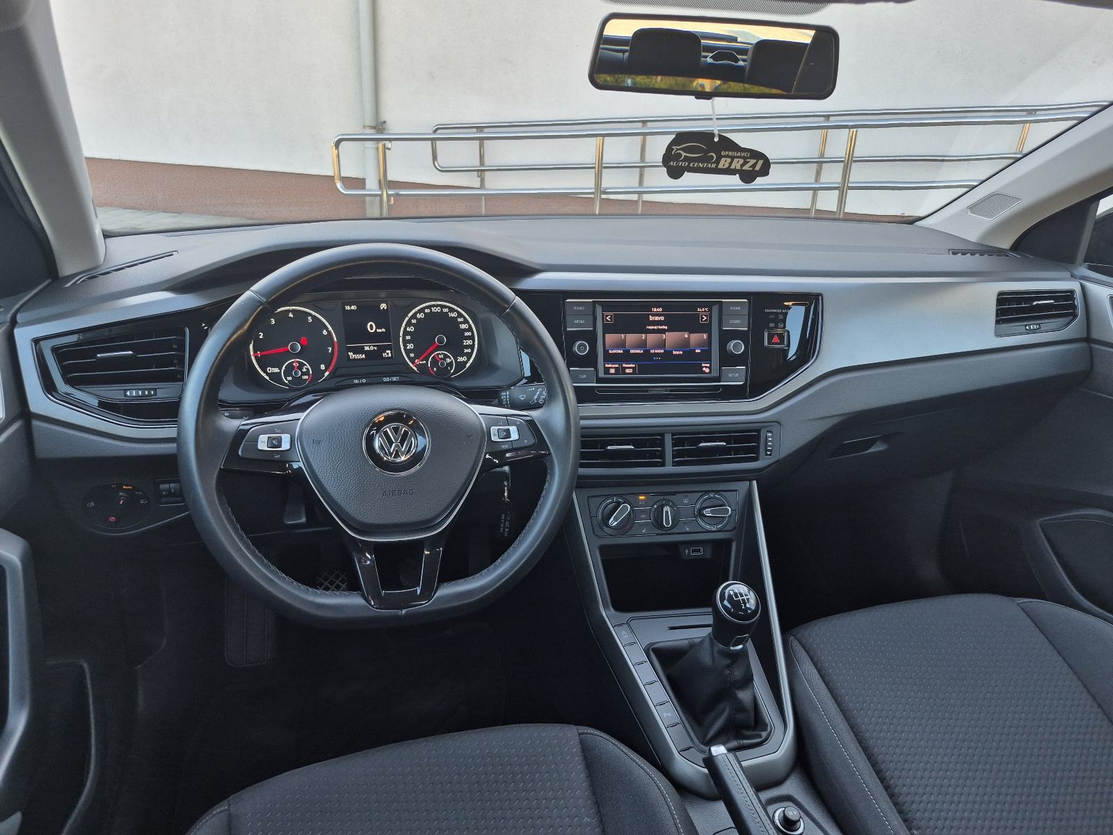 VW Polo 1,0 Benzin park senzori,grijanje sjedala,mf.volan,, fotografija 18