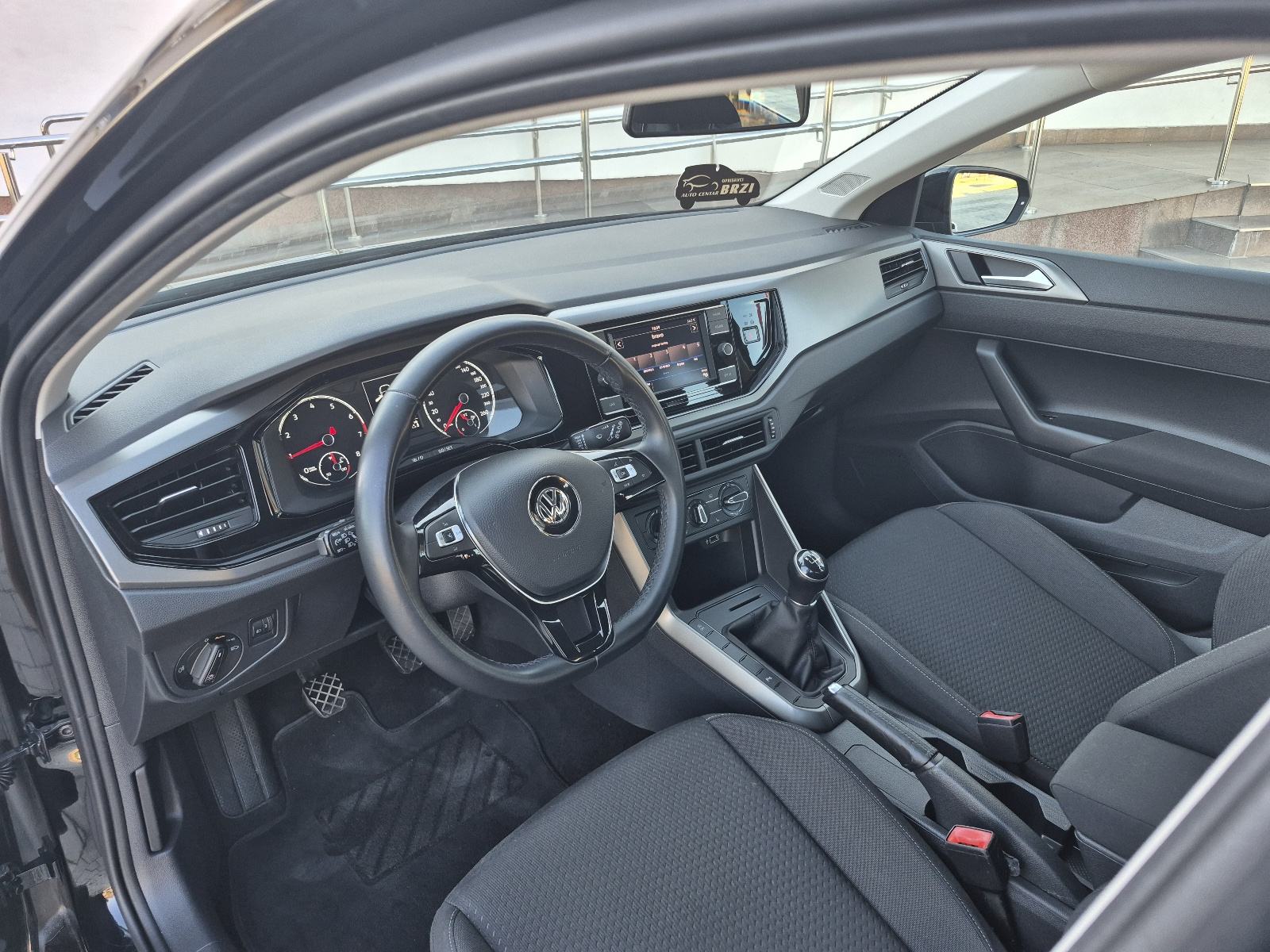 VW Polo 1,0 Benzin park senzori,grijanje sjedala,mf.volan,, fotografija 19