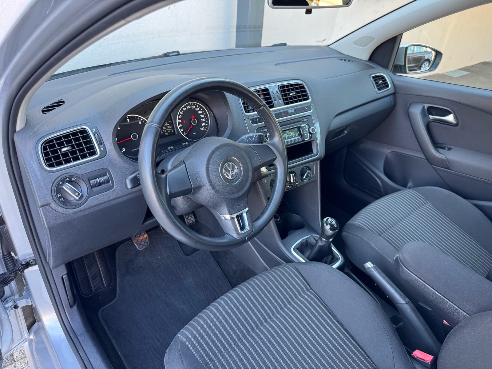 VW POLO 1,6 TDI (KLIMA,LED,XENNON,TEMPOMAT,SERVISNA…), fotografija 11