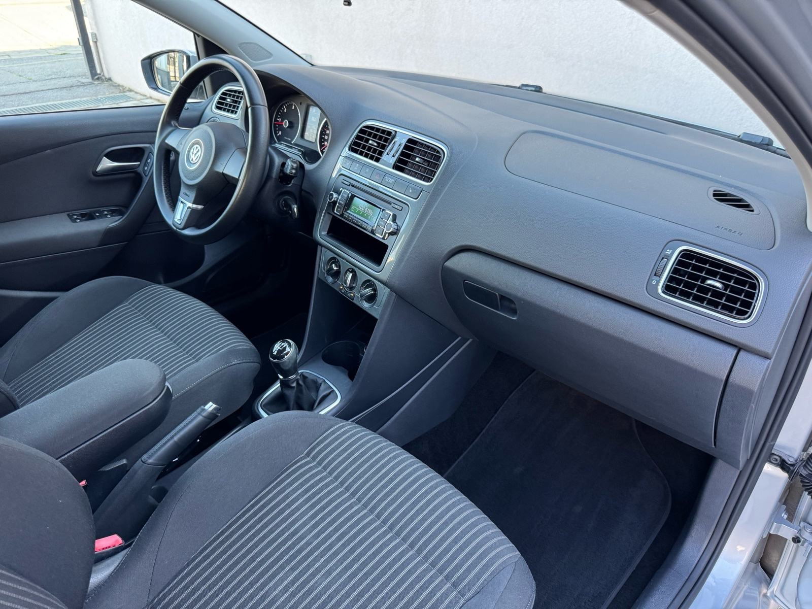 VW POLO 1,6 TDI (KLIMA,LED,XENNON,TEMPOMAT,SERVISNA…), fotografija 19