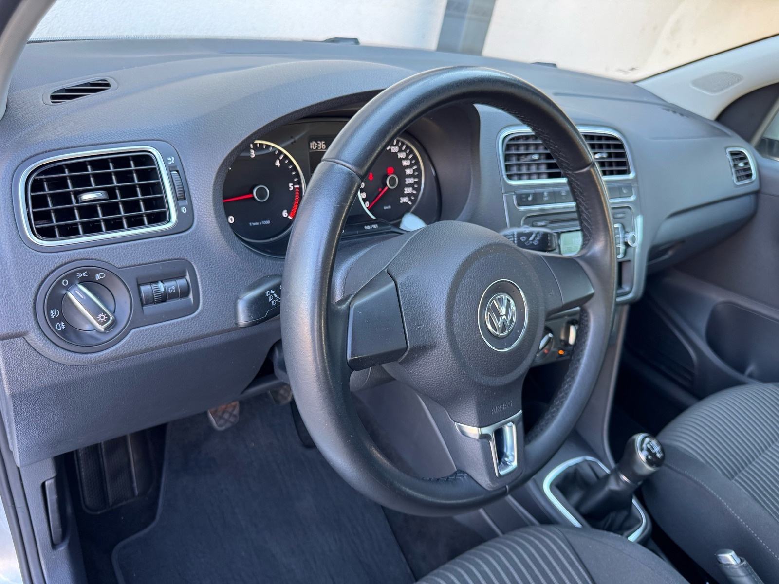 VW POLO 1,6 TDI (KLIMA,LED,XENNON,TEMPOMAT,SERVISNA…), fotografija 13