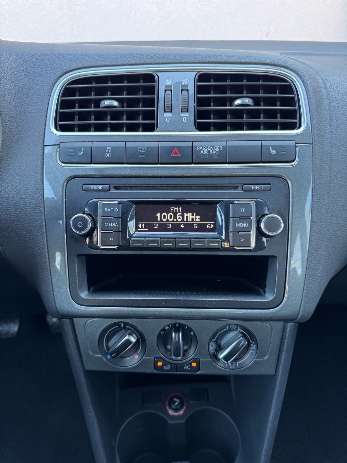 VW POLO 1,6 TDI (KLIMA,LED,XENNON,TEMPOMAT,SERVISNA…), fotografija 18