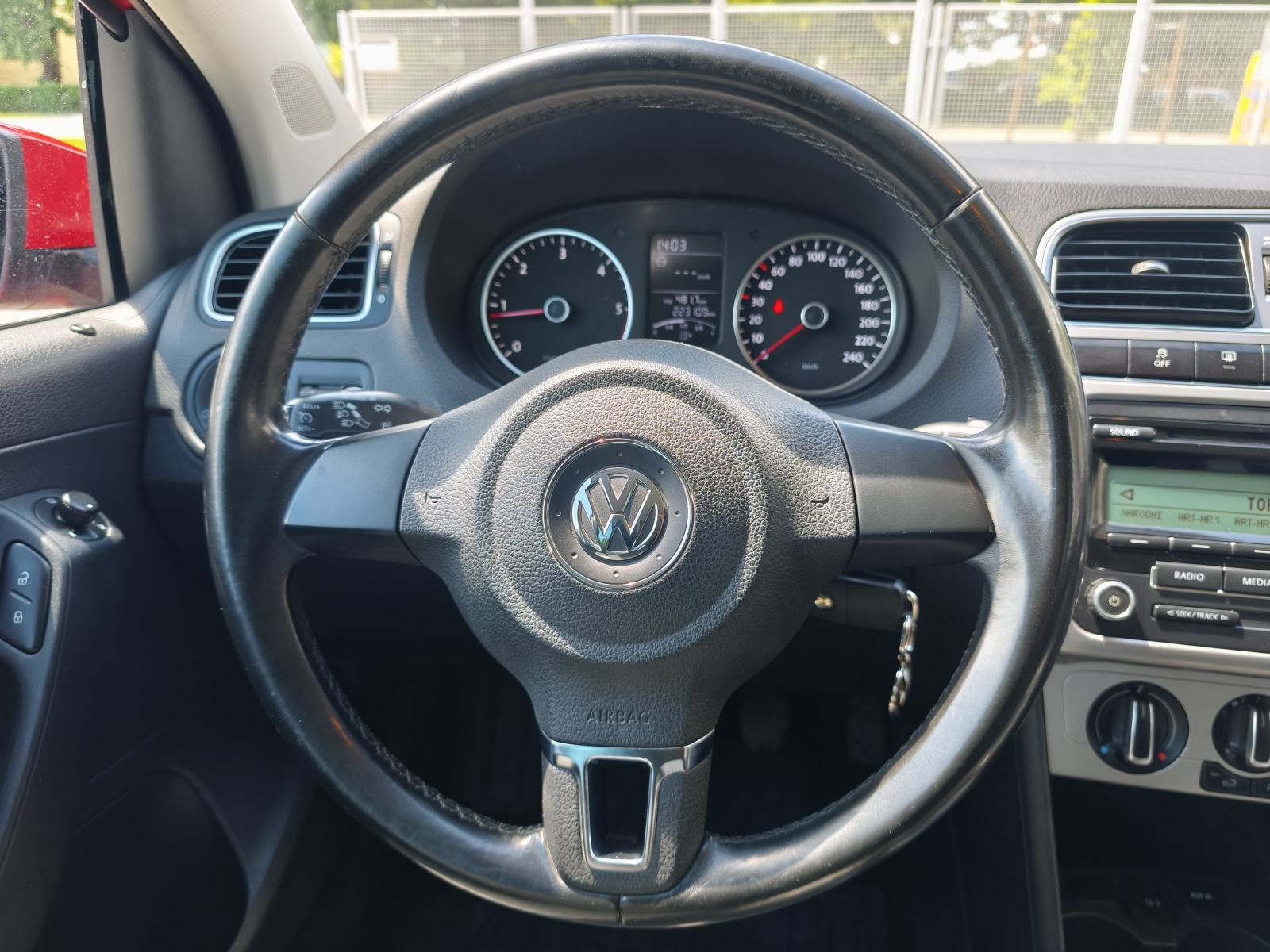 VW Polo 1,6 TDI TEMPOMAT KOŽNI VOLAN NADZOR GUMA PUTNI KOMPJUTER, fotografija 17