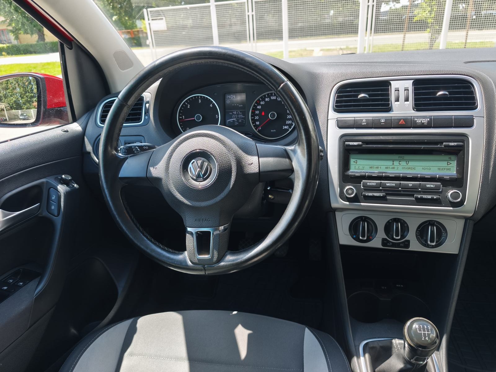 VW Polo 1,6 TDI TEMPOMAT KOŽNI VOLAN NADZOR GUMA PUTNI KOMPJUTER, fotografija 16
