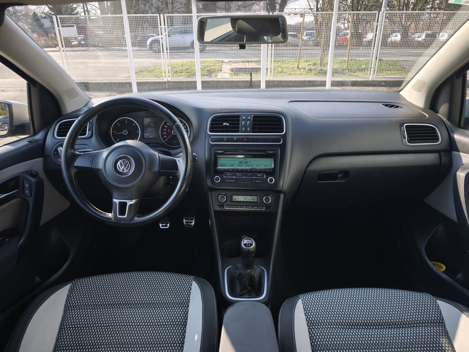 VW Polo CROSS 1,6 TDI AUTOMATSKA KLIMA CRNO NEBO PUTNI KOMPJUTER, fotografija 14
