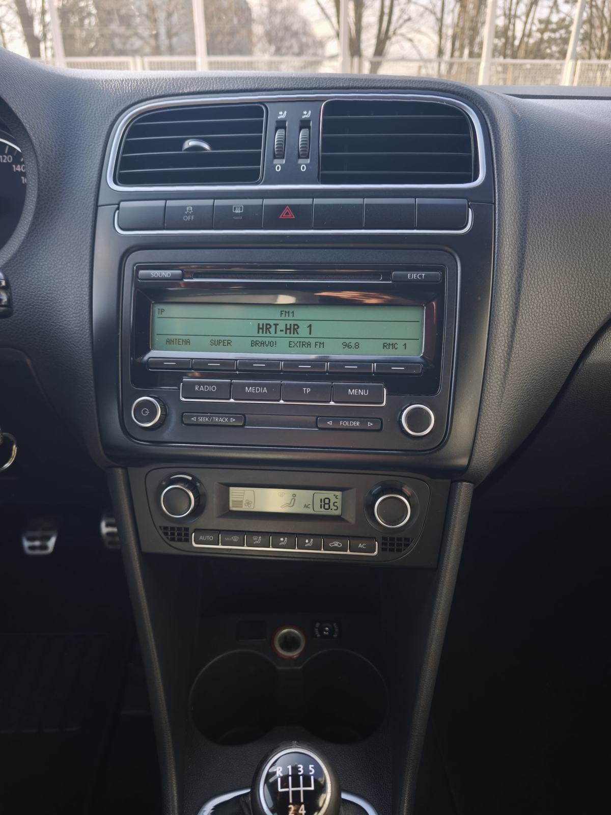 VW Polo CROSS 1,6 TDI AUTOMATSKA KLIMA CRNO NEBO PUTNI KOMPJUTER, fotografija 19