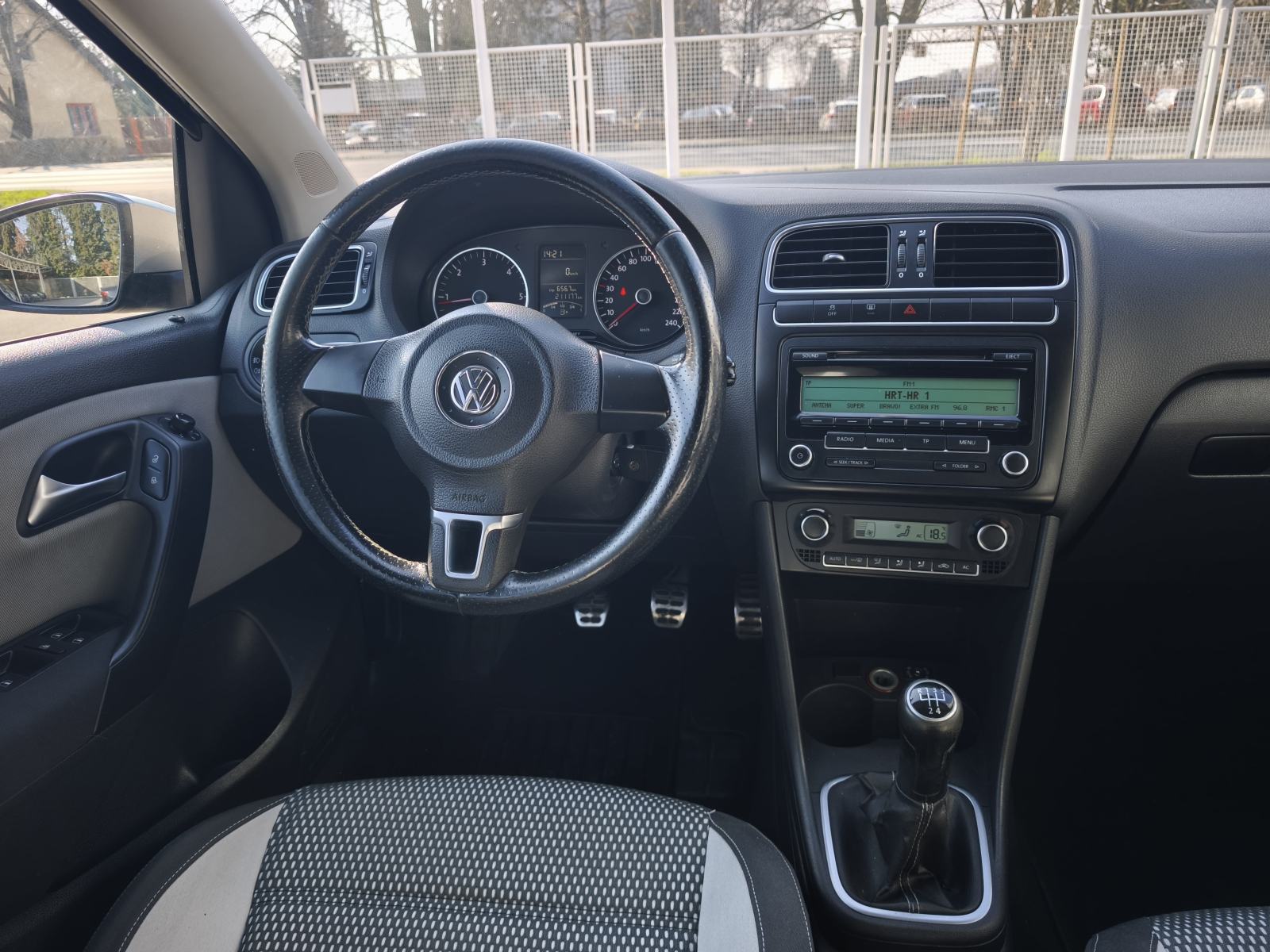 VW Polo CROSS 1,6 TDI AUTOMATSKA KLIMA CRNO NEBO PUTNI KOMPJUTER, fotografija 16