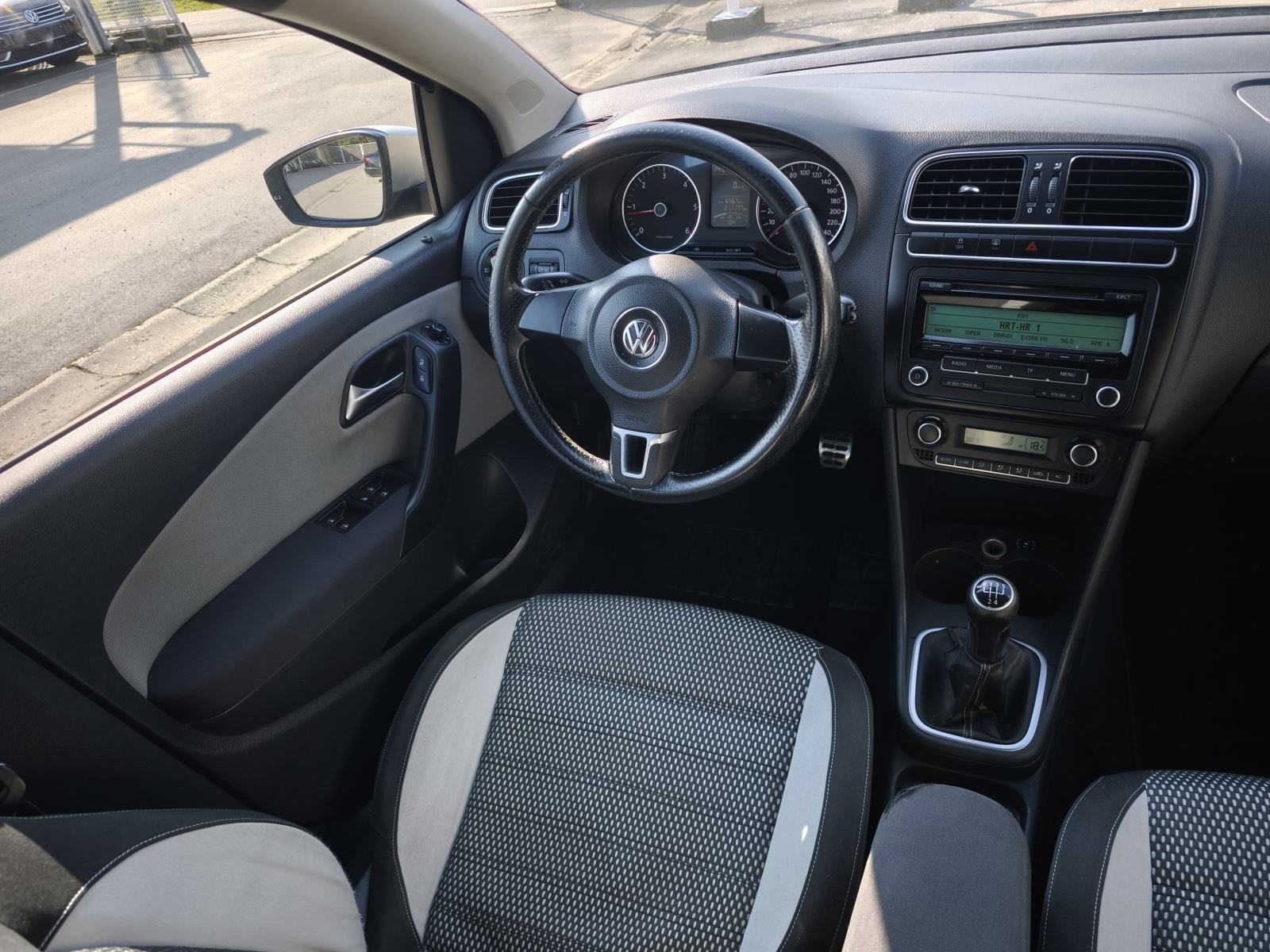 VW Polo CROSS 1,6 TDI AUTOMATSKA KLIMA CRNO NEBO PUTNI KOMPJUTER, fotografija 20