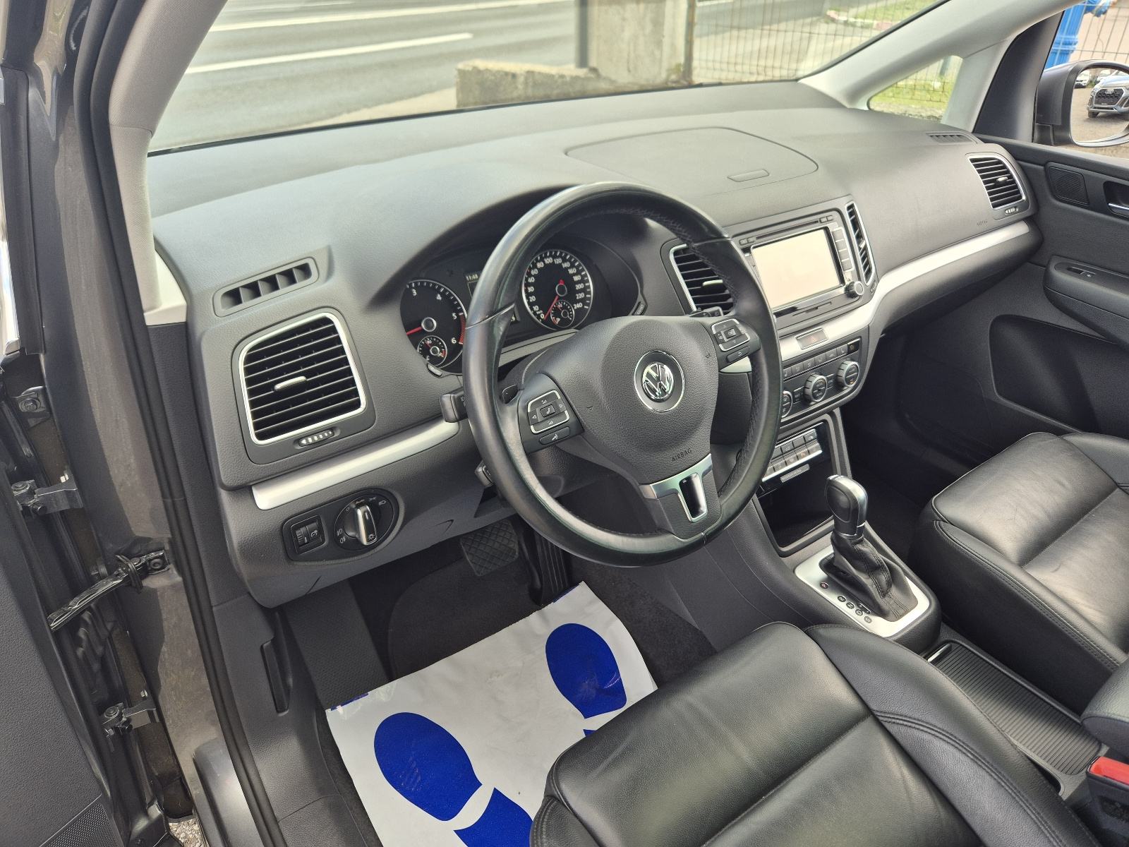 VW Sharan 2,0 TDI BMT DSG PANORAMA,KOŽA,7 SJEDALA, fotografija 17