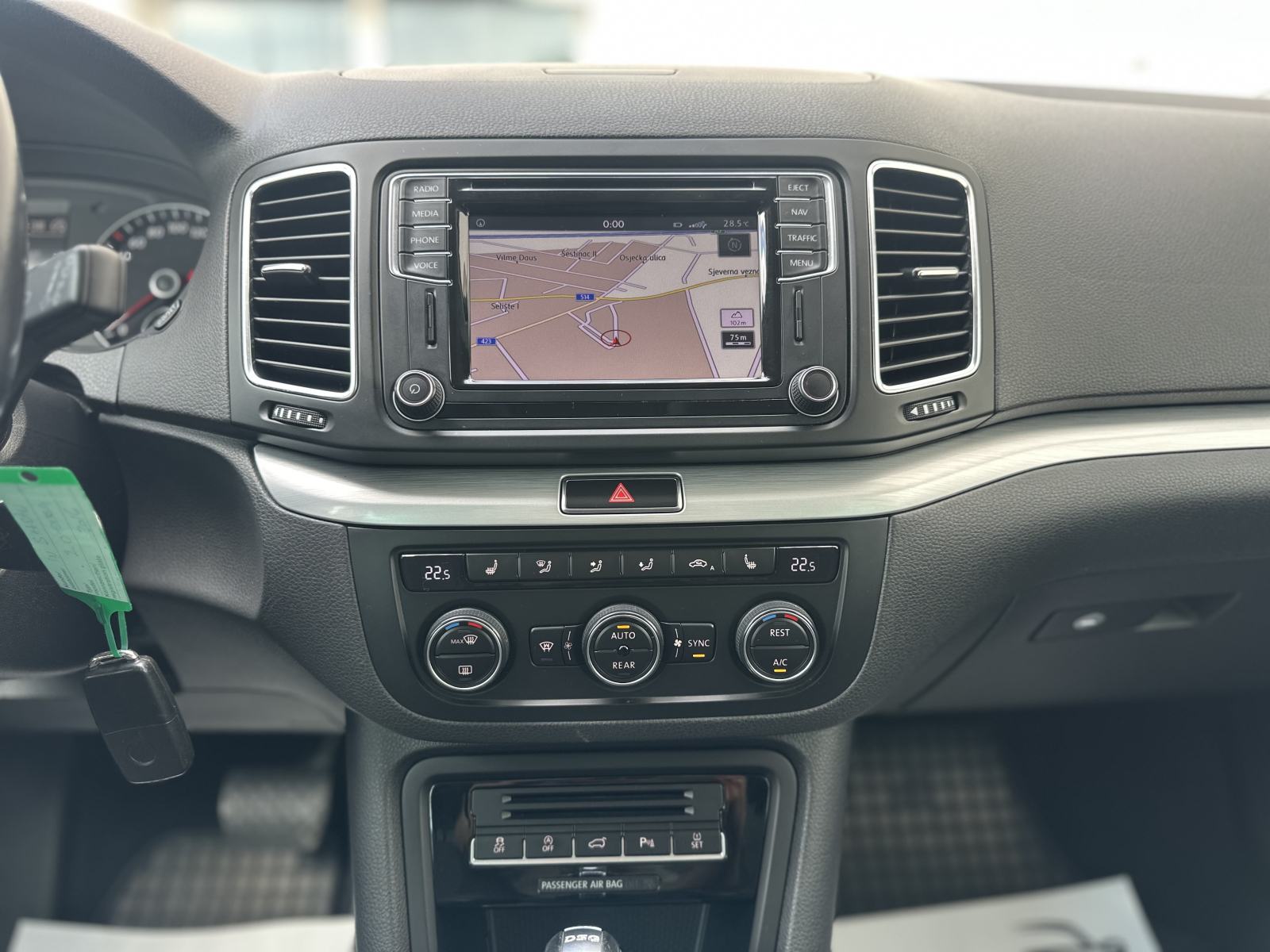VW Sharan 2,0 TDI BUSINESS DSG/F1/PARK PILOT/TEMPOMAT/EL.PRTLJAŽNIK, fotografija 18