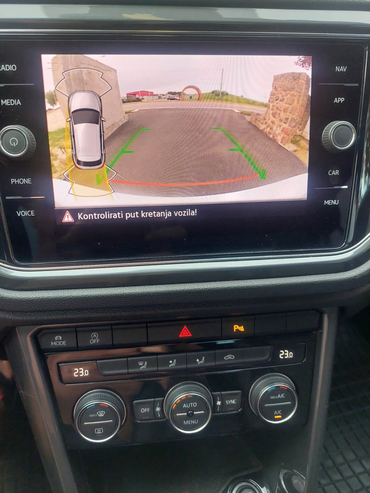 VW T-Roc 1.5TSI 110kw DSG Kupljen novi u HR,samo 42tkm!, fotografija 11
