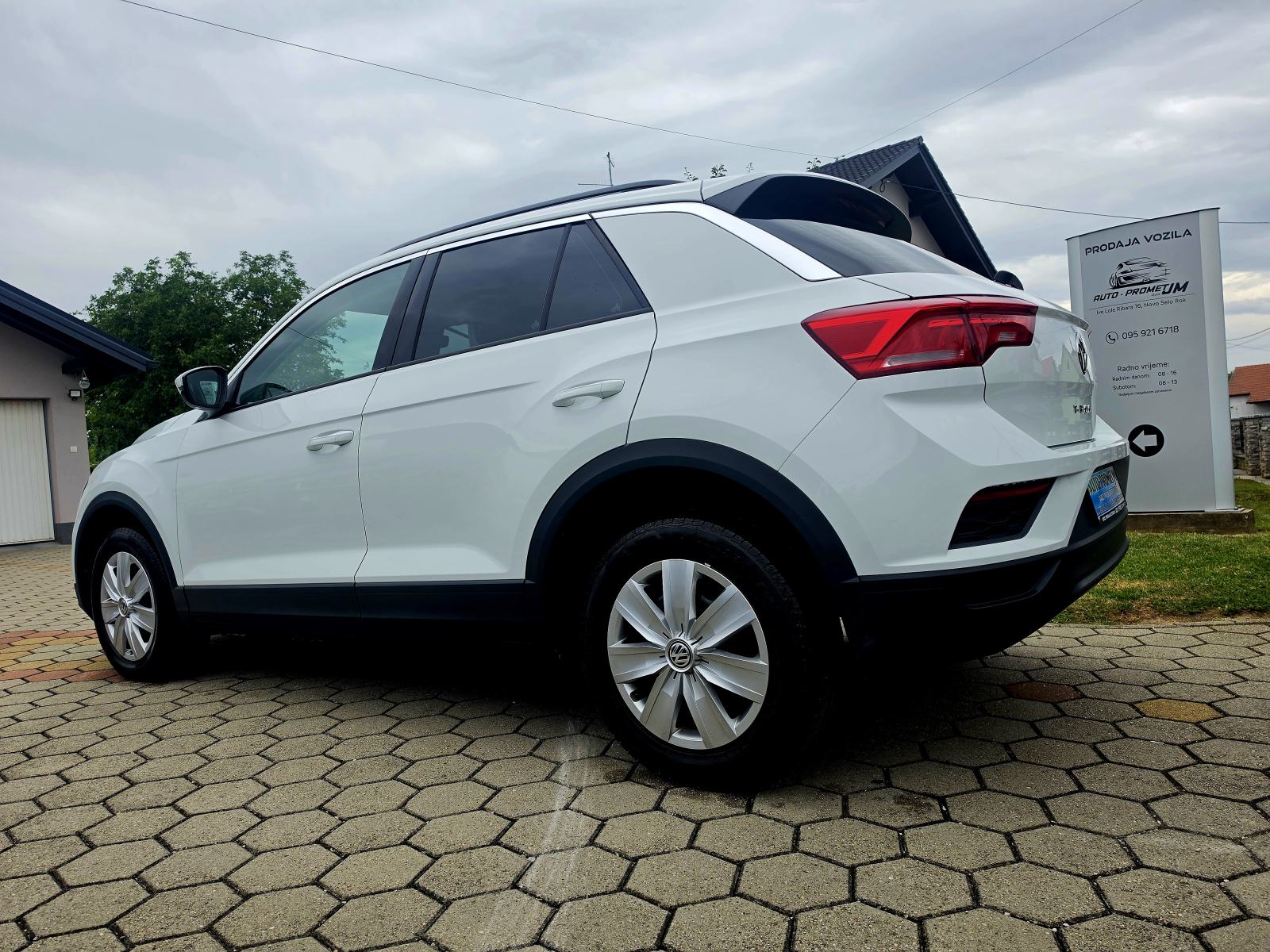 VW T-Roc 1,0 TSI,,ODLIČAN,,SERVISNA,,27129KM, fotografija 5
