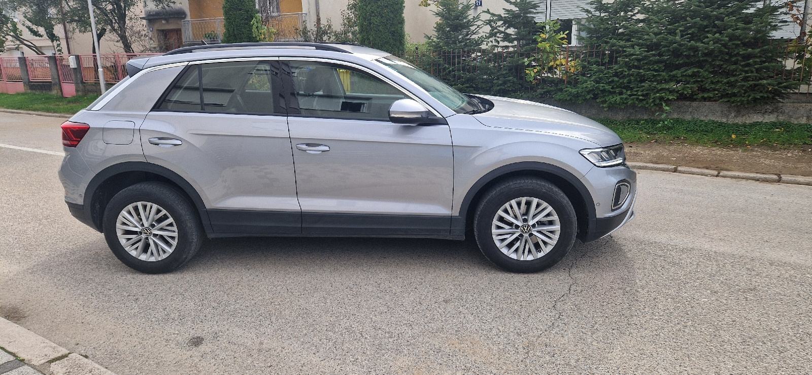 VW T-Roc 1,0 TSI prvi vlasnik u pdv-u tvornicka garancija, fotografija 5