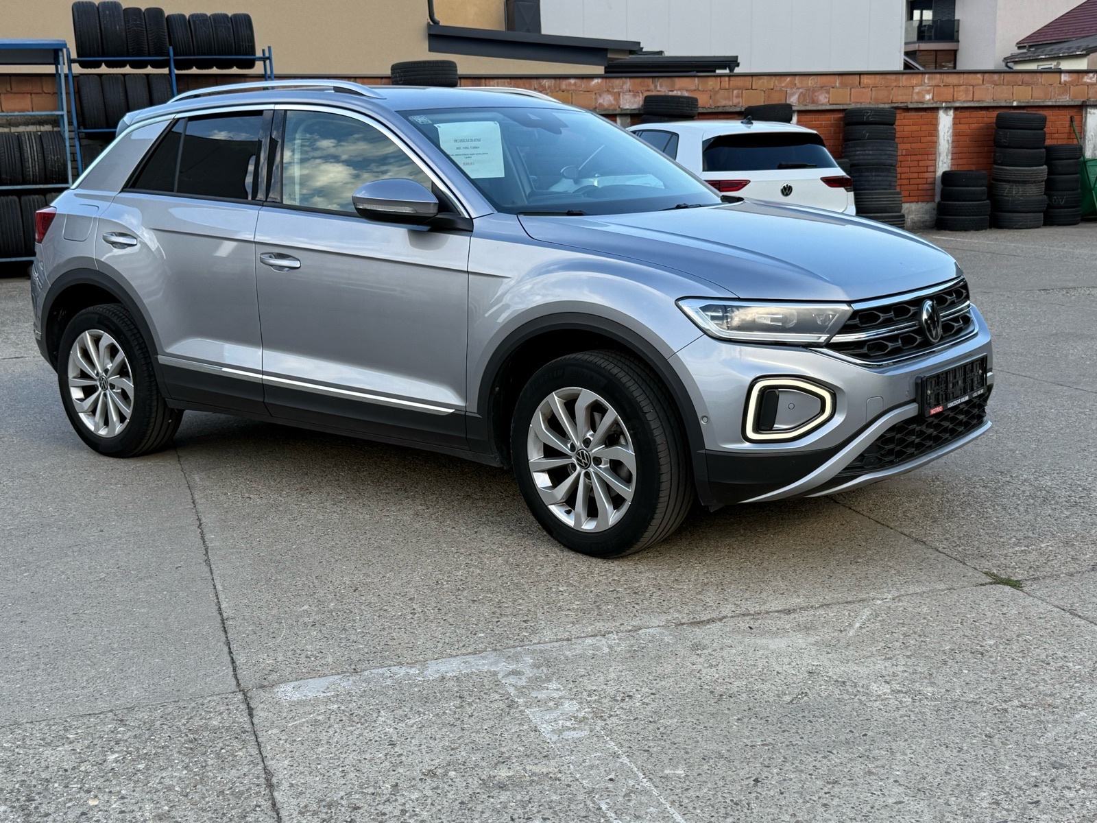 VW T-Roc 1,0 TSI Style, HR auto, bogata oprema, jamstvo!, fotografija 3