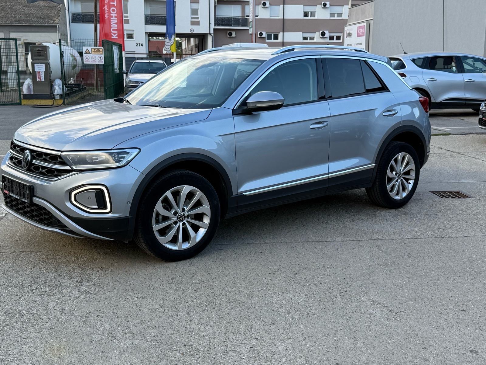 VW T-Roc 1,0 TSI Style, HR auto, bogata oprema, jamstvo!, fotografija 4