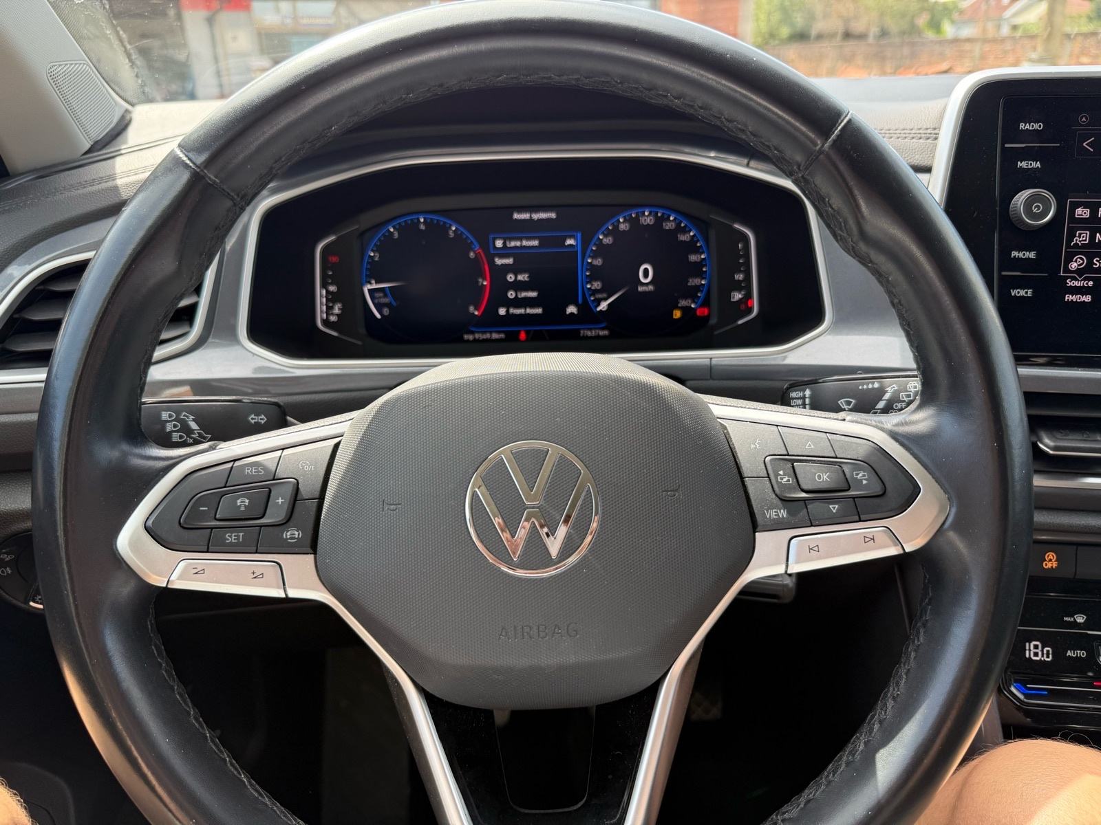VW T-Roc 1,0 TSI Style, HR auto, bogata oprema, jamstvo!, fotografija 8