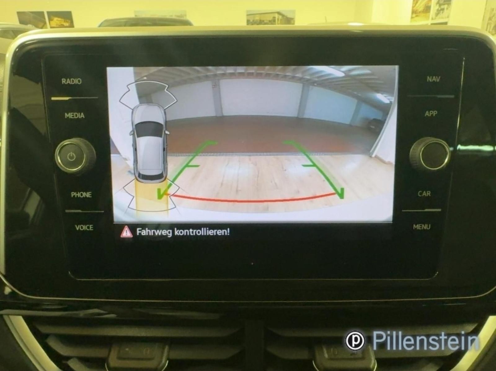 VW T-Roc 1,5 TSI 82TKM,SERV.,NAVI,LED,ALU.,PDC,KAM.,VIRT.,BEATS,R LINE, fotografija 8