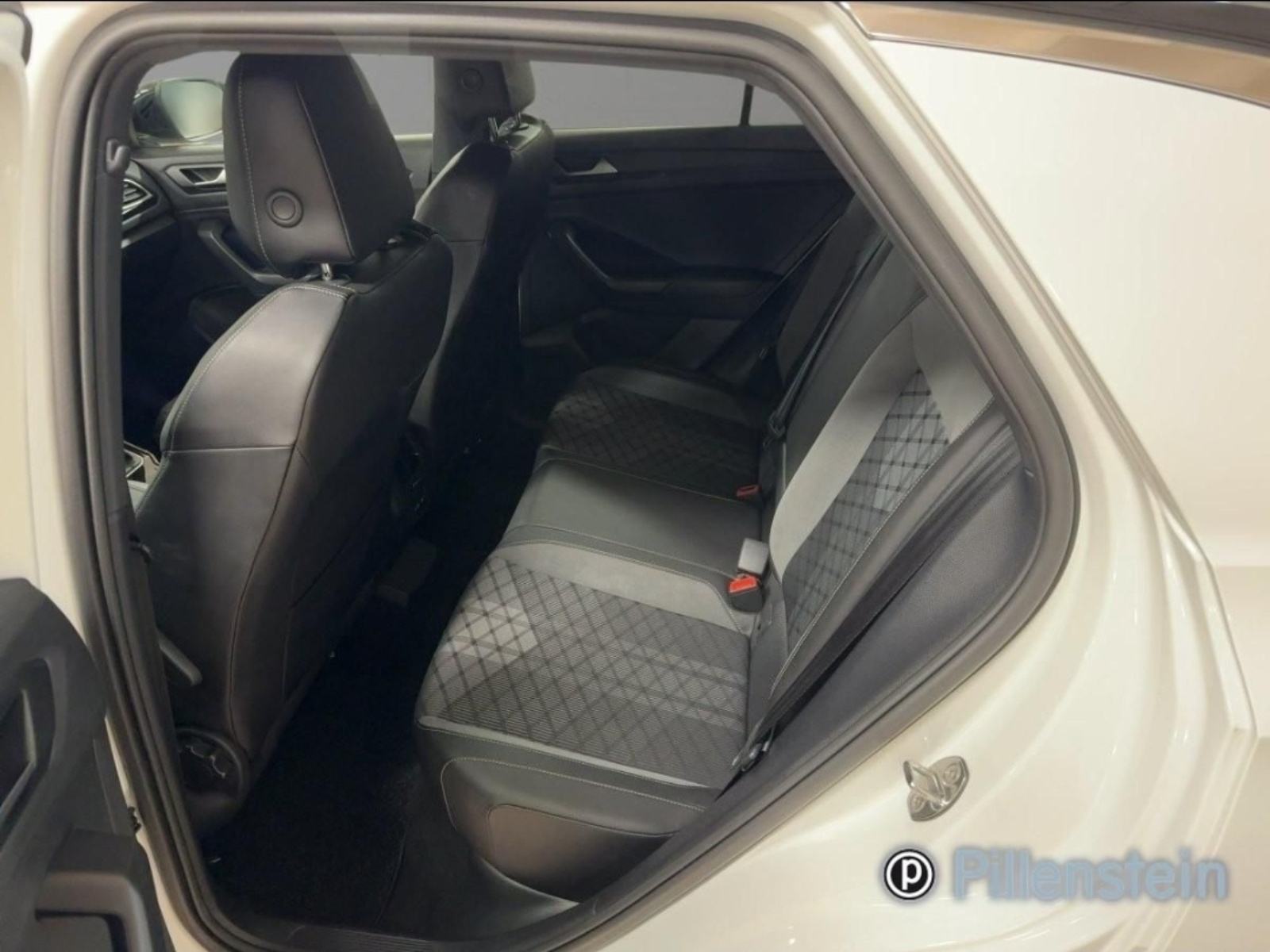 VW T-Roc 1,5 TSI 82TKM,SERV.,NAVI,LED,ALU.,PDC,KAM.,VIRT.,BEATS,R LINE, fotografija 14