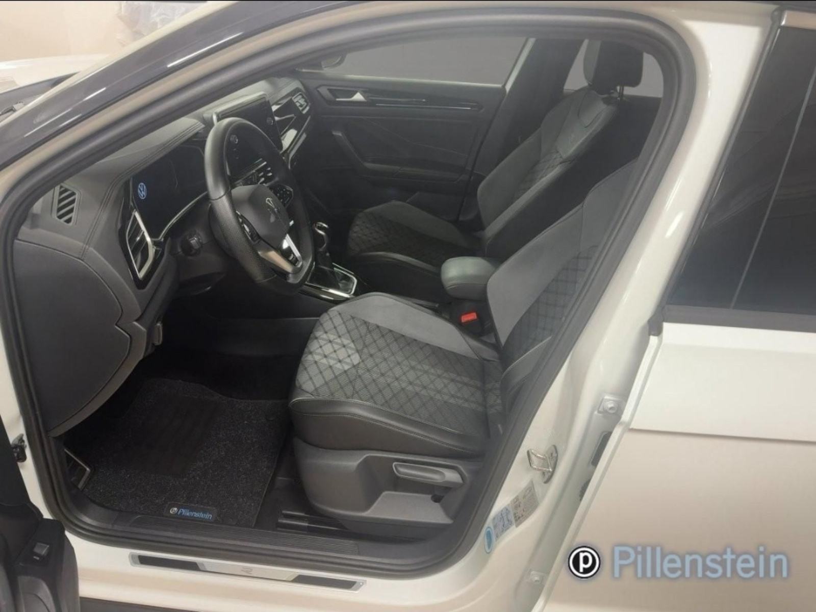 VW T-Roc 1,5 TSI 82TKM,SERV.,NAVI,LED,ALU.,PDC,KAM.,VIRT.,BEATS,R LINE, fotografija 13