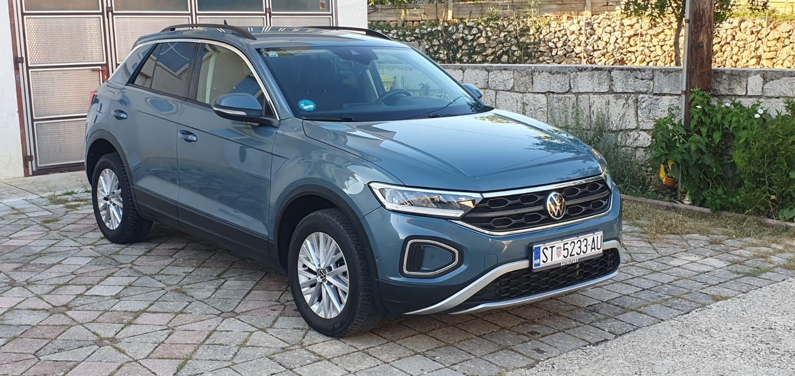 VW T-Roc 1,5 TSI automatik 2024 god sa 40400km, fotografija 2