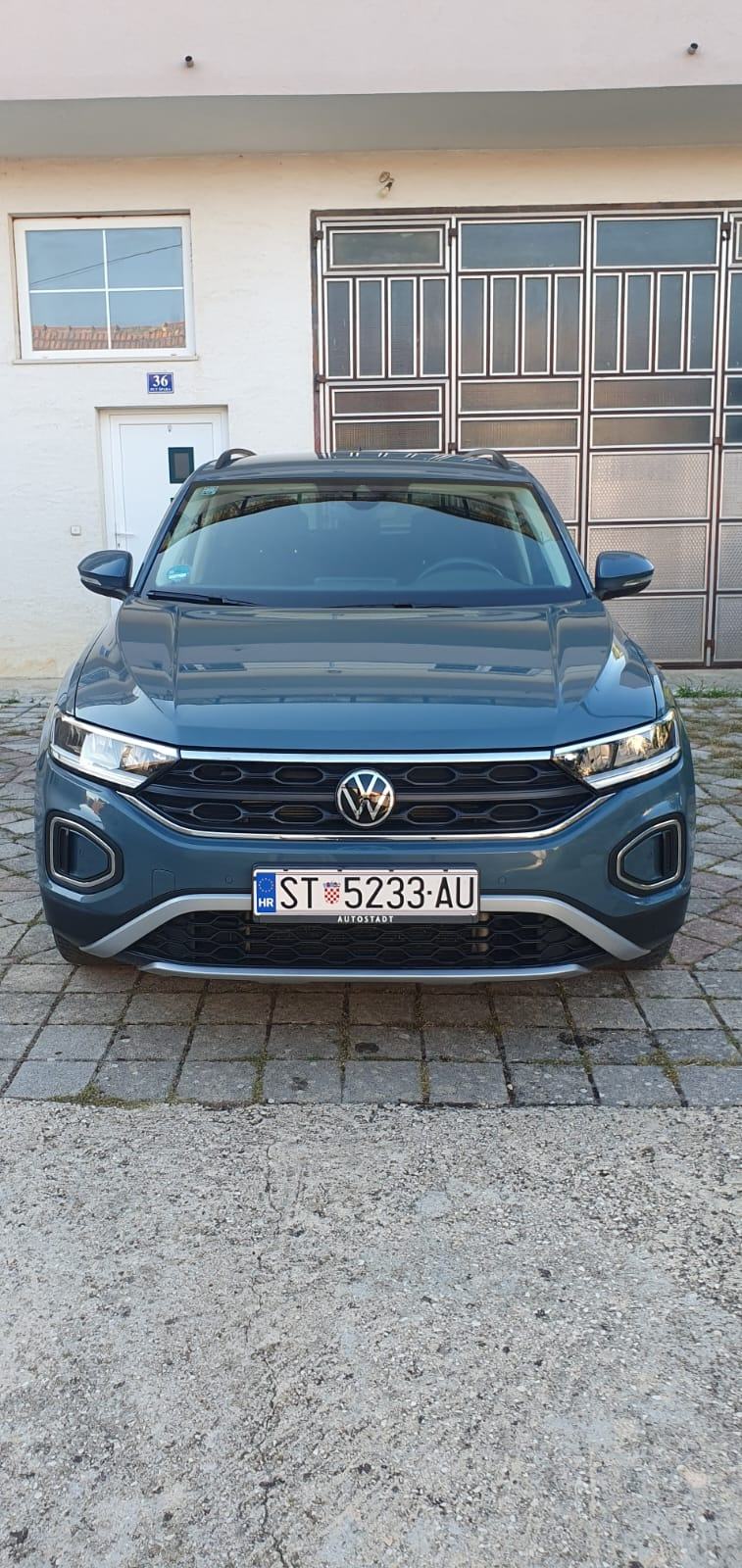 VW T-Roc 1,5 TSI automatik 2024 god sa 40400km, fotografija 3