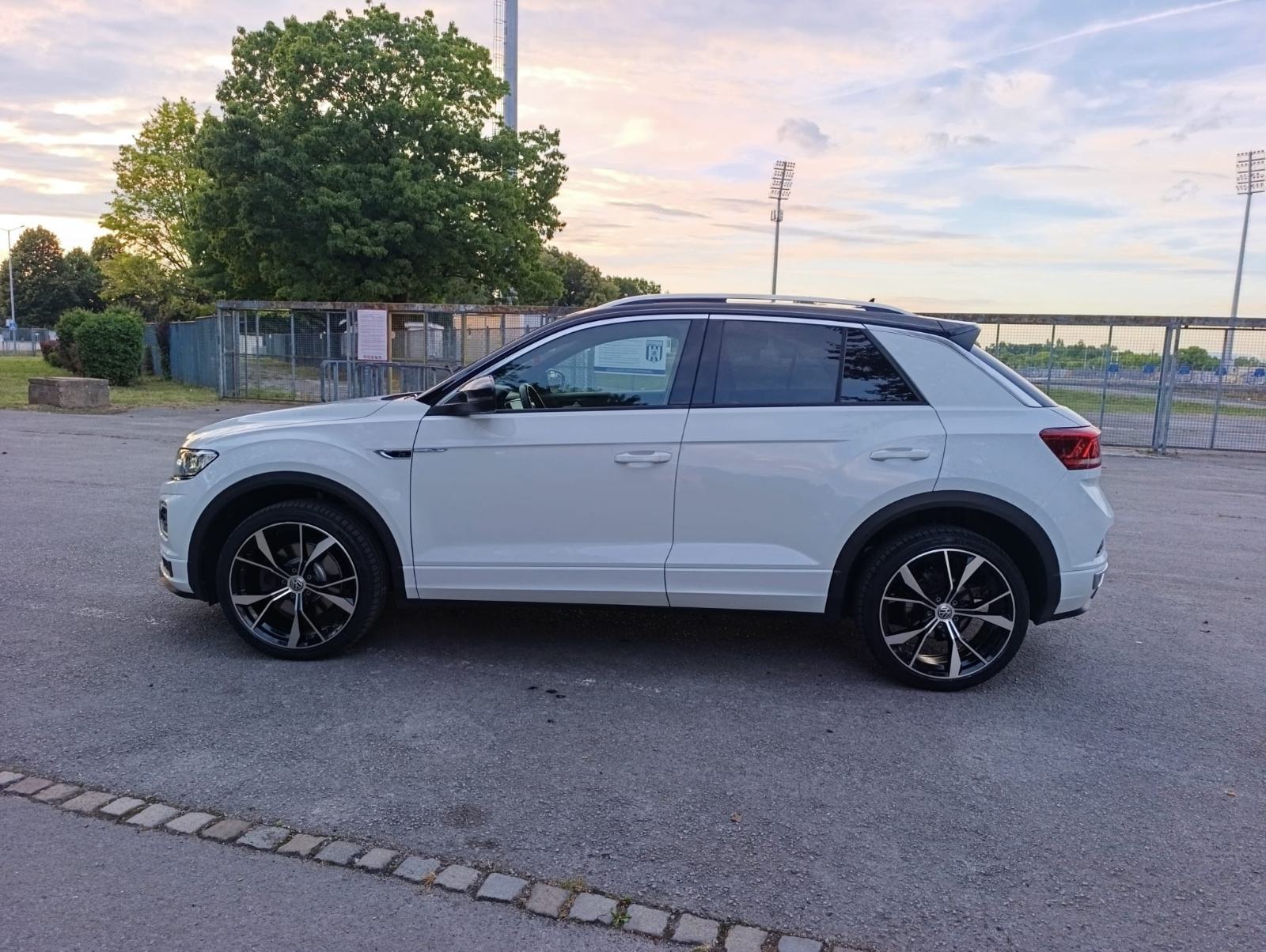 VW T-Roc R-Line 1,5 TSI automatik Nove gume i nove kočnice registriran, fotografija 4