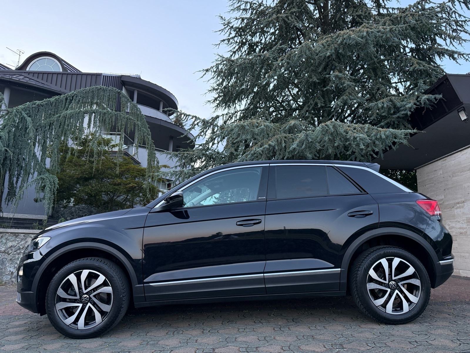 VW T-Roc 2.0 TDI DSG ACTIVE, LED, NAVI, 150KS, ACC, SERVISNA, fotografija 3