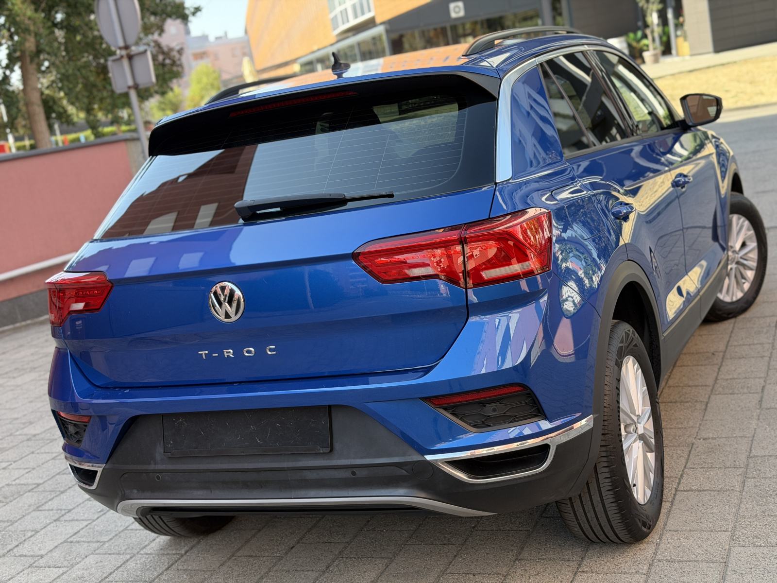 VW T-Roc 1,6 TDI / HR AUTO / REGAN 06/27 / VELIKI SERVICE / TOP STANJE, fotografija 4