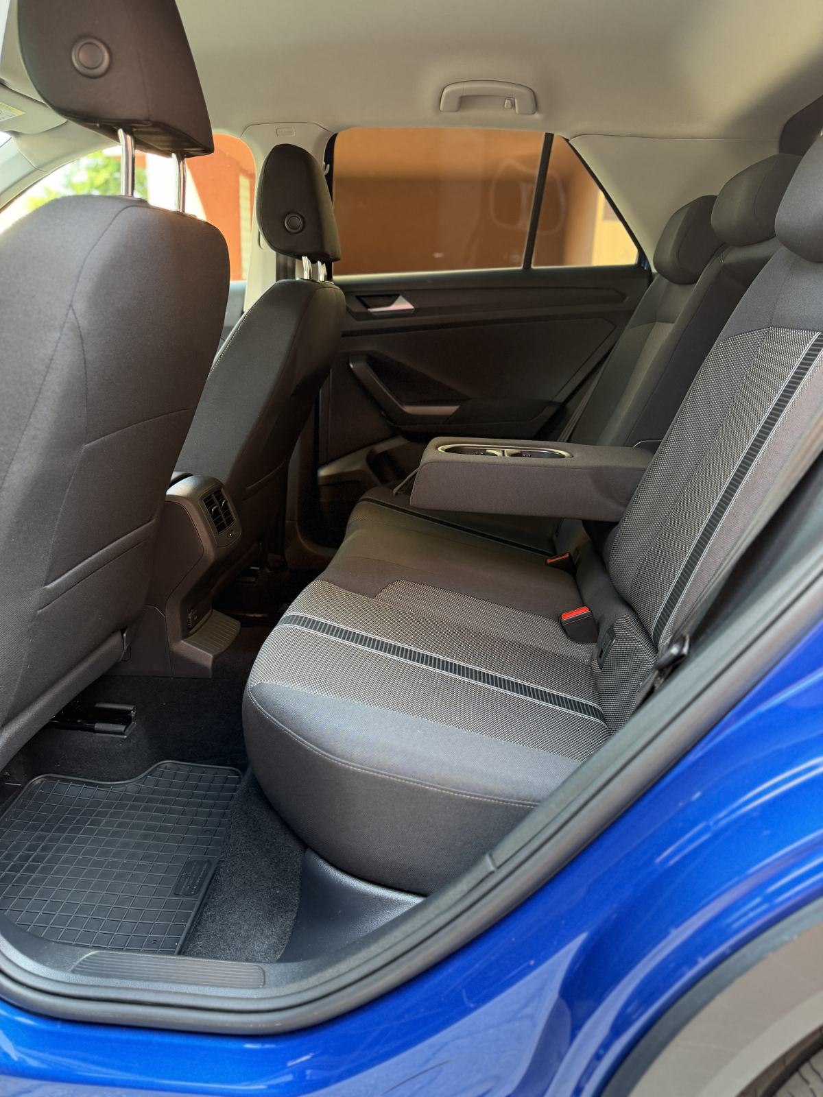 VW T-Roc 1,6 TDI / HR AUTO / REGAN 06/27 / VELIKI SERVICE / TOP STANJE, fotografija 17