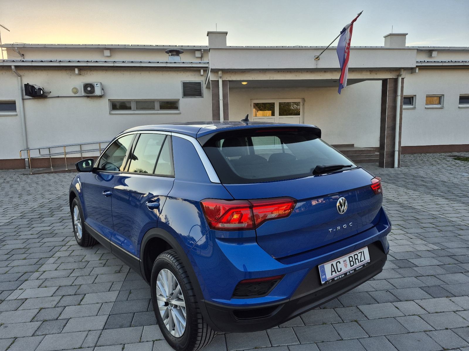 VW T-Roc 1,6 TDI Navigacija, senzori,modovi,grijanje sjedala,alu,mf., fotografija 5