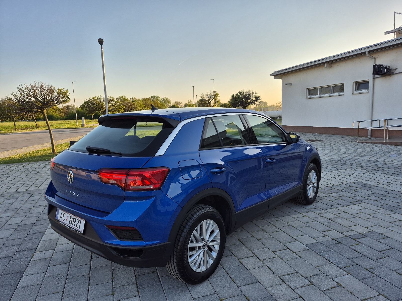 VW T-Roc 1,6 TDI Navigacija, senzori,modovi,grijanje sjedala,alu,mf., fotografija 7