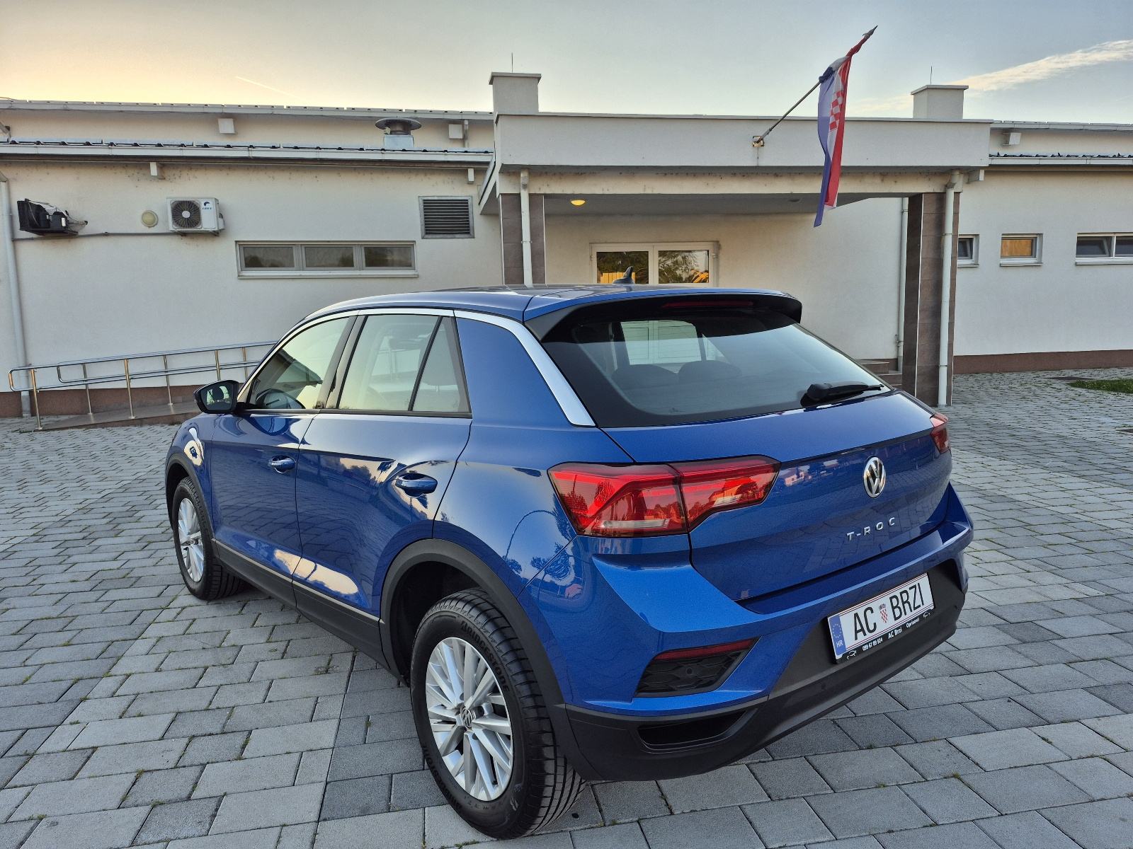 VW T-Roc 1,6 TDI Navigacija, senzori,modovi,grijanje sjedala,alu,mf., fotografija 11