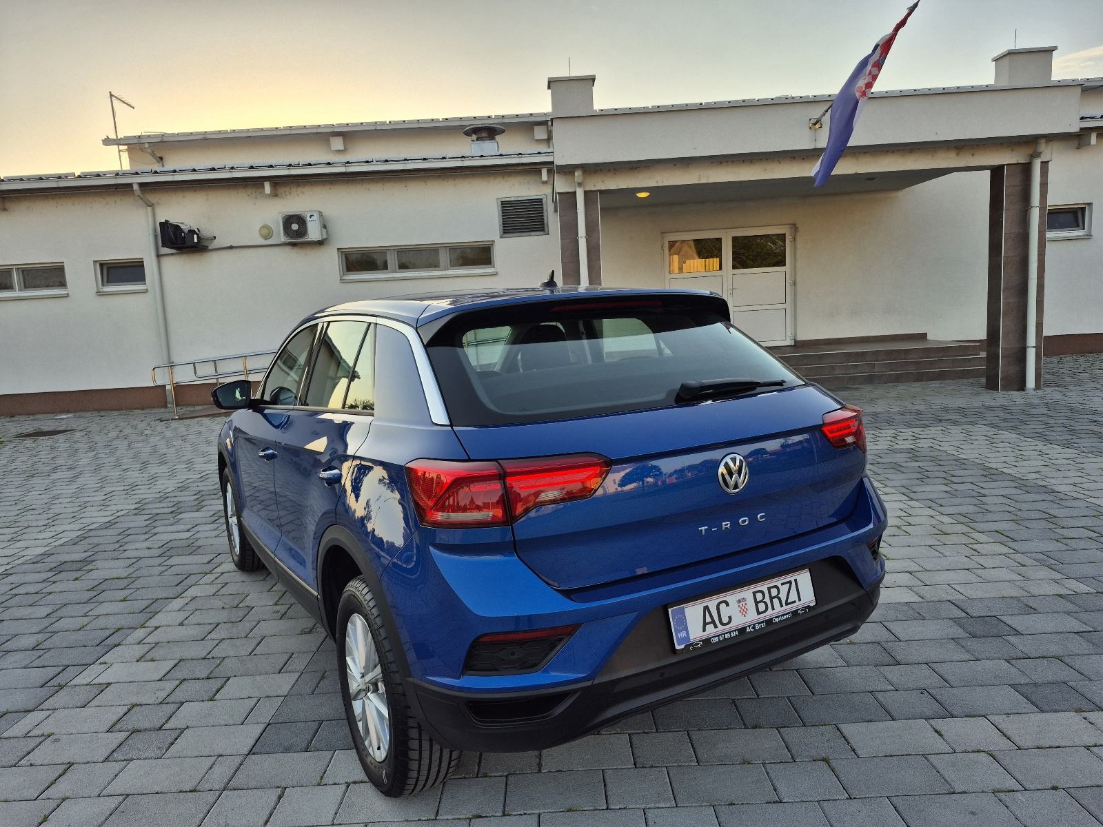 VW T-Roc 1,6 TDI Navigacija, senzori,modovi,grijanje sjedala,alu,mf., fotografija 13