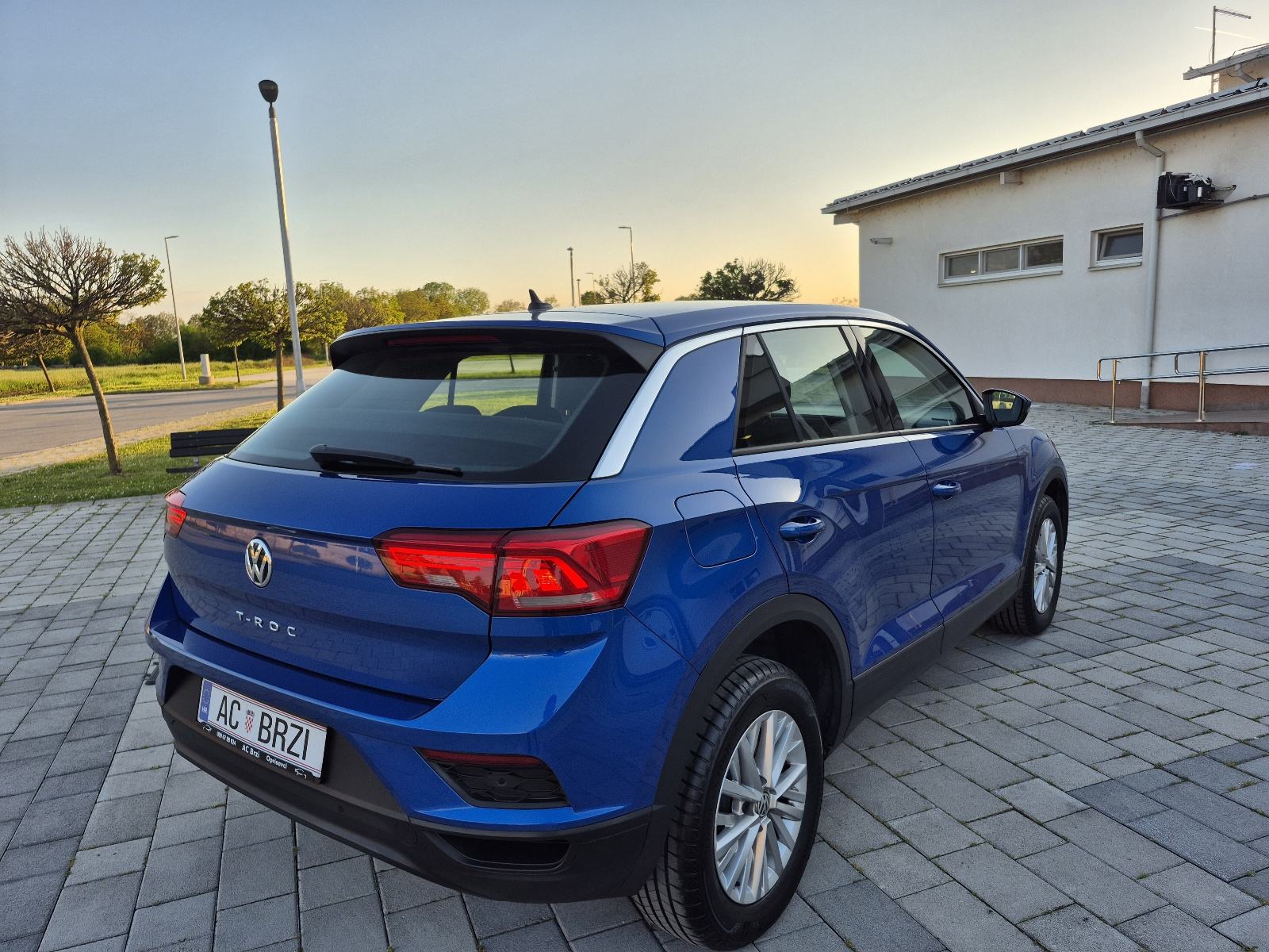VW T-Roc 1,6 TDI Navigacija, senzori,modovi,grijanje sjedala,alu,mf., fotografija 12