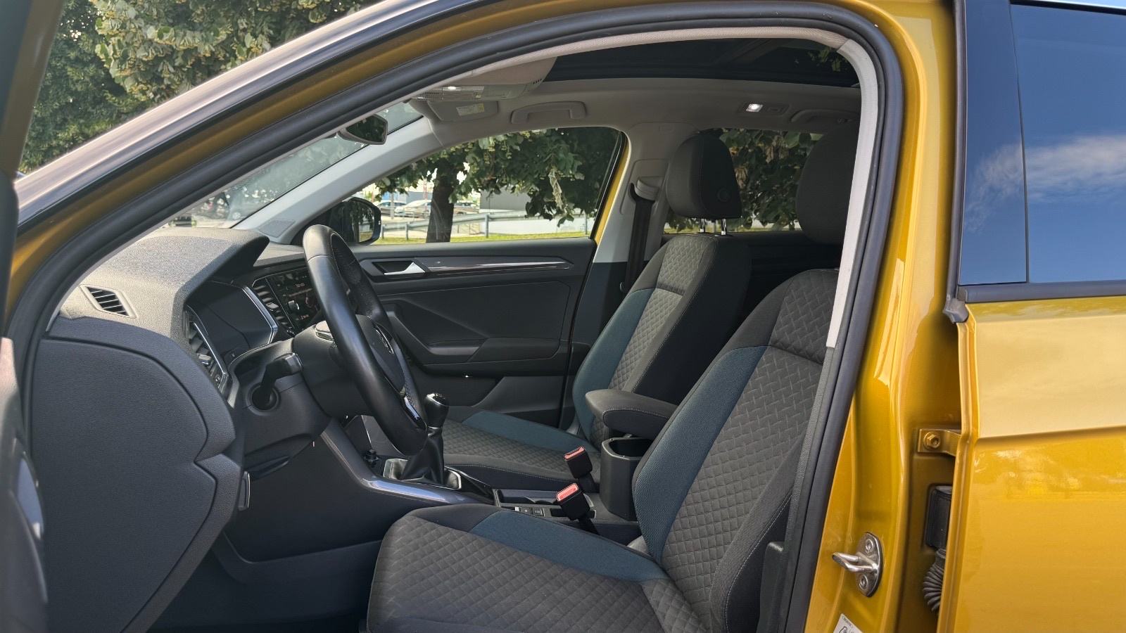 VW T-Roc 1,6 TDI PANORAMA rega 6/2027, fotografija 9