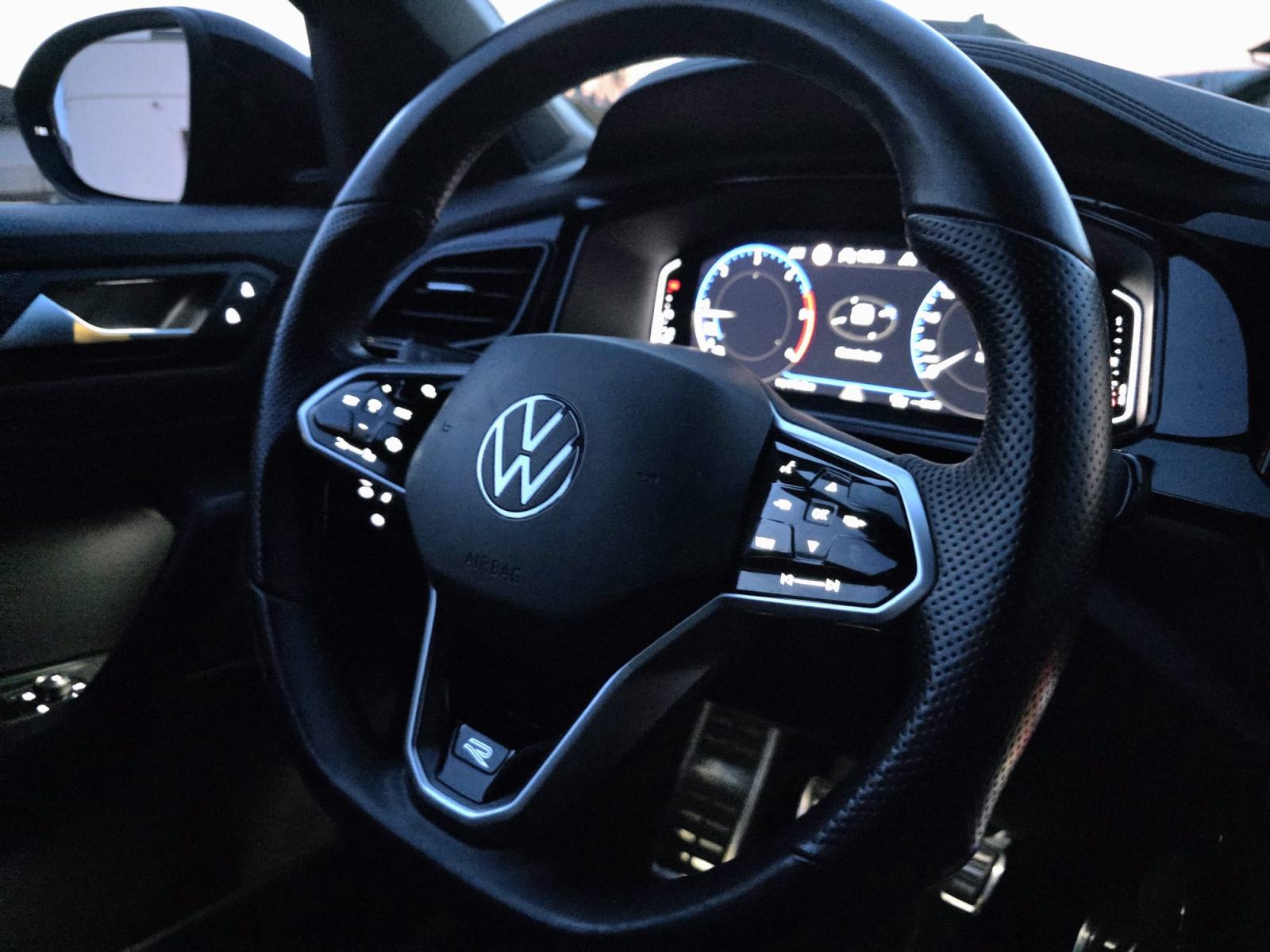 VW T-Roc 2.0 TDI R-line, Black line,Navi, Alu 18",servisna reg.03/2027, fotografija 12