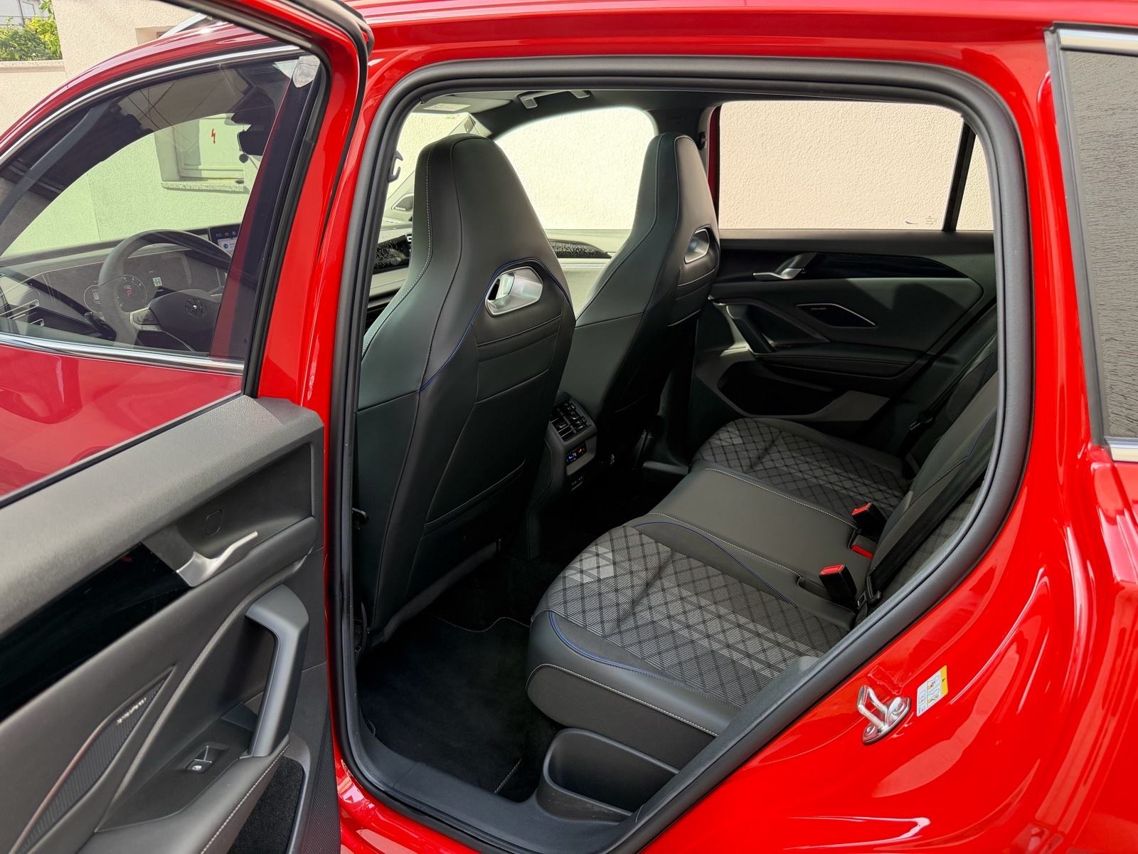 VW Tiguan 1,5 eTSI automatik R-Line Plus /1. Vlasnik/Reg 1g./, fotografija 16